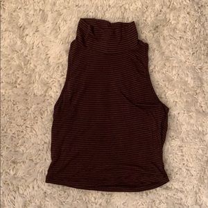 Sleeveless cropped turtleneck
